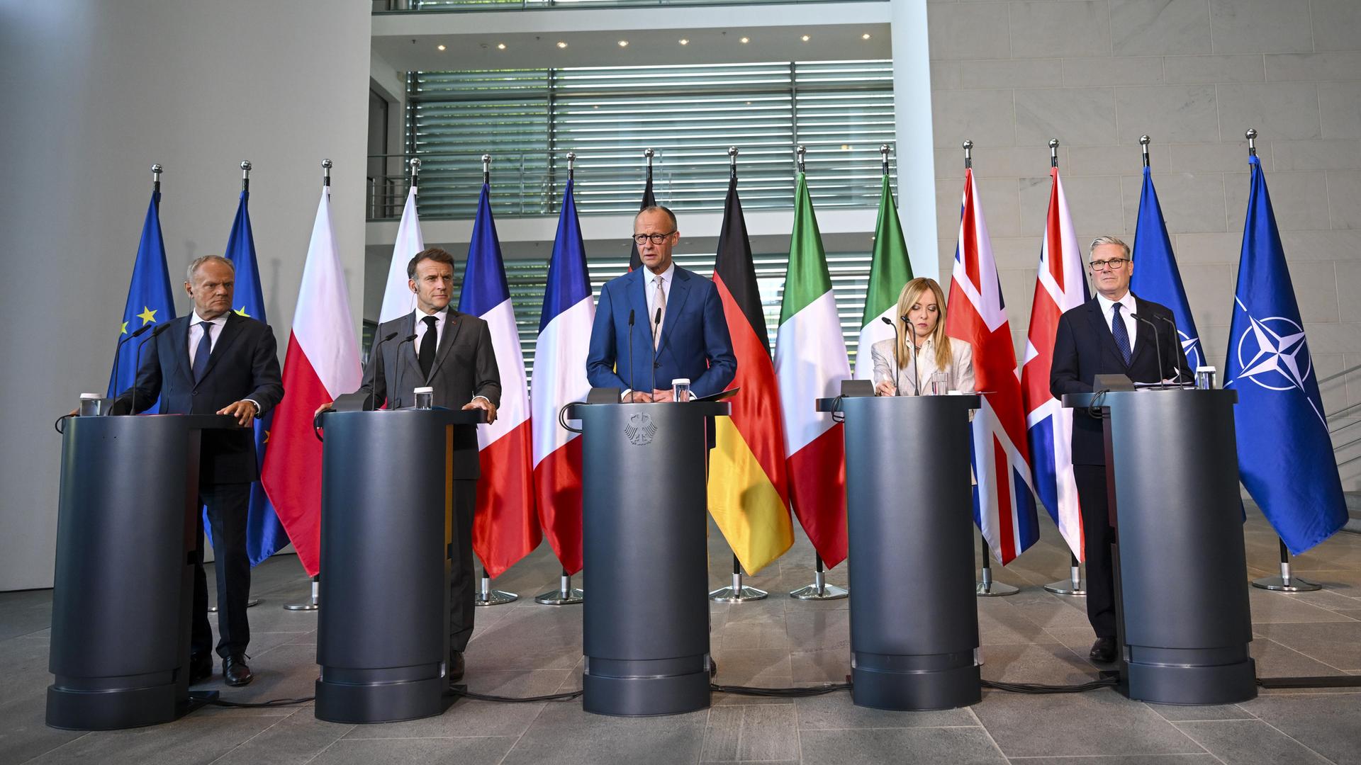 Der polnische Ministerpräsident Tusk, der französische Präsident Macron, Bundeskanzler Merz, die italienische Ministerpräsidentin Meloni und der britische Premierminister Starmer geben im Bundeskanzleramt in Berlin eine Pressekonferenz zum Abschluss ihres E5-Gipfels.