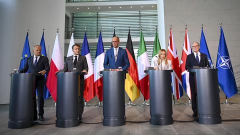 Der polnische Ministerpräsident Tusk, der französische Präsident Macron, Bundeskanzler Merz, die italienische Ministerpräsidentin Meloni und der britische Premierminister Starmer geben im Bundeskanzleramt in Berlin eine Pressekonferenz zum Abschluss ihres E5-Gipfels.