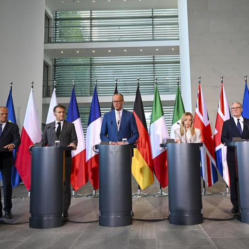 Der polnische Ministerpräsident Tusk, der französische Präsident Macron, Bundeskanzler Merz, die italienische Ministerpräsidentin Meloni und der britische Premierminister Starmer geben im Bundeskanzleramt in Berlin eine Pressekonferenz zum Abschluss ihres E5-Gipfels.