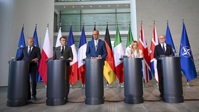 Der polnische Ministerpräsident Tusk, der französische Präsident Macron, Bundeskanzler Merz, die italienische Ministerpräsidentin Meloni und der britische Premierminister Starmer geben im Bundeskanzleramt in Berlin eine Pressekonferenz zum Abschluss ihres E5-Gipfels.