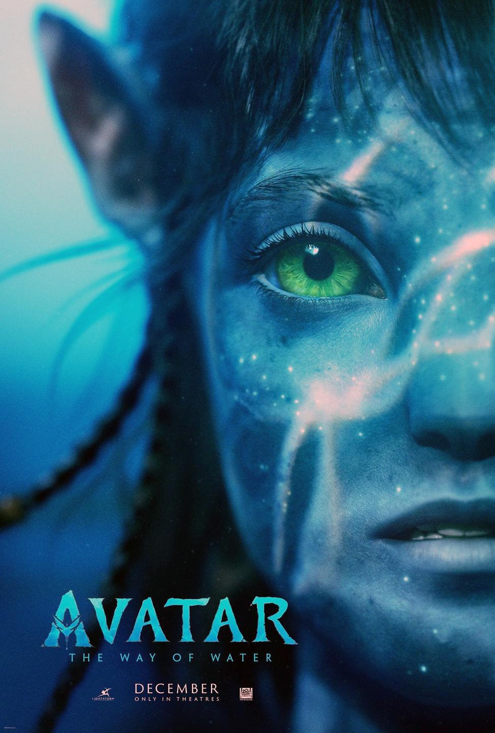 AVATAR: THE WAY OF WATER (Filmplakat). Vor blauer Grundierung ist die Hälfte eines Gesichts eines Fantasiewesens zu sehen.