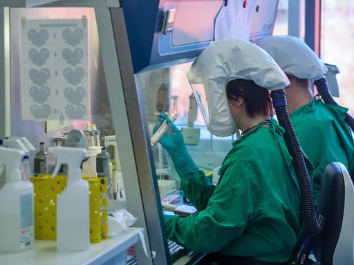 Mitarbeiter des Fraunhofer-Institut für Zelltherapie und Immunologie IZI forschen in einem S3-Sicherheitslabor an hochansteckenden Viren wie dem Sars Cov 2-Virus oder dem des Westnilfiebers.