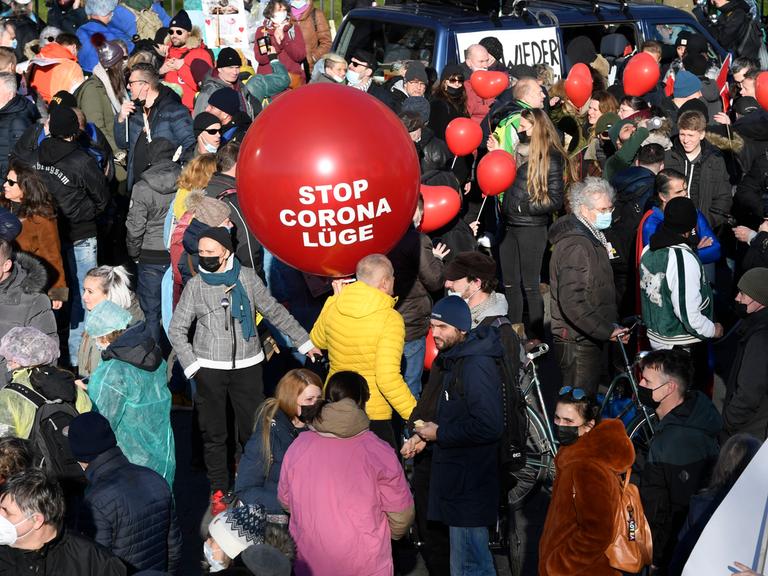 Teilnehmer einer Demonstration gegen die Coronama-Maßnahmen der Bundes- und Landesregierung halten einen Luftballon mit der aufschrift "Stop Corona-Lüge". Teilnehmer einer Demonstration gegen die Coronama-Maßnahmen der Bundes- und Landesregierung halten einen Luftballon mit der aufschrift "Stop Corona-Lüge".