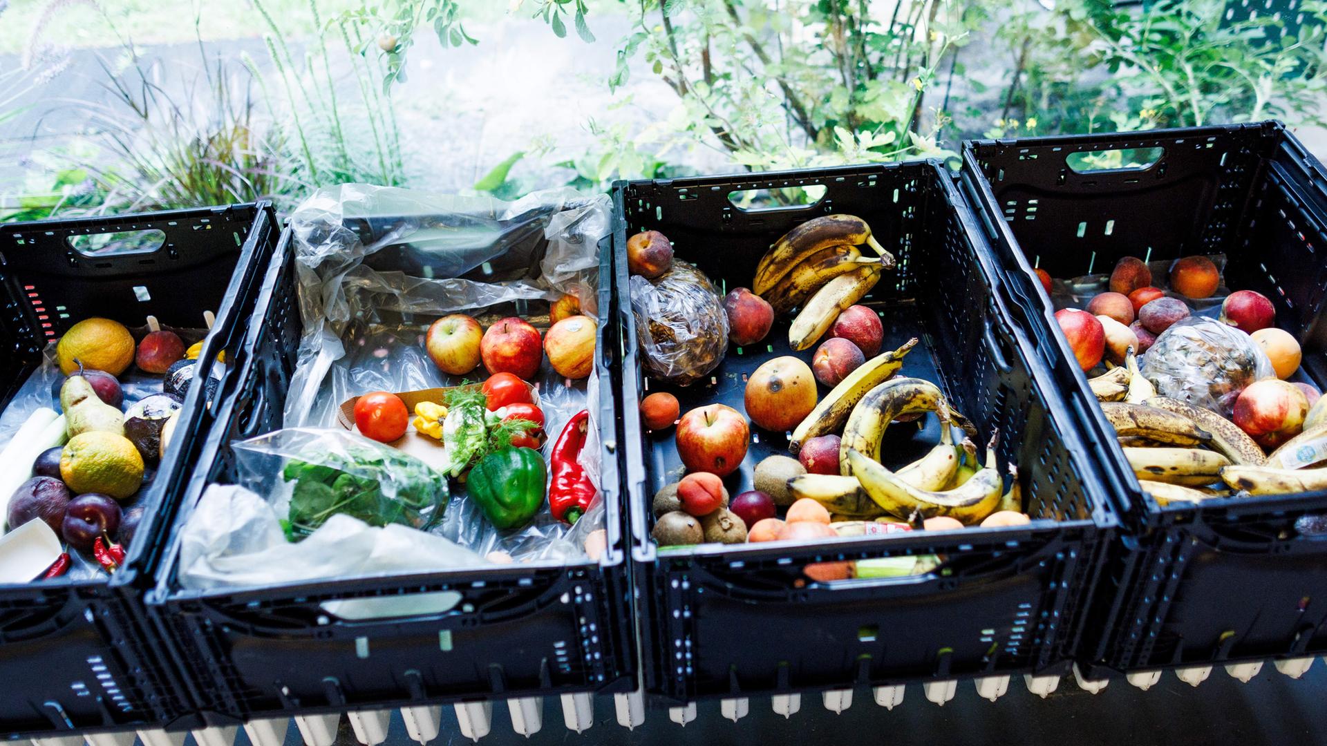 Obst und Gemüse liegen in einer Kiste in der Ausgabestelle Paul-Schneider-Haus der Berliner Tafel.