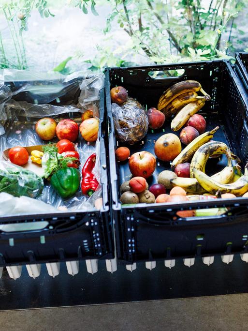 Obst und Gemüse liegen in einer Kiste in der Ausgabestelle Paul-Schneider-Haus der Berliner Tafel. Obst und Gemüse liegen in einer Kiste in der Ausgabestelle Paul-Schneider-Haus der Berliner Tafel.