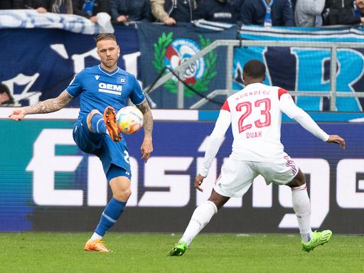 Der Fußballprofi Manuel Franke vom Karlsruher SC im Spiel gegen Nürnberg