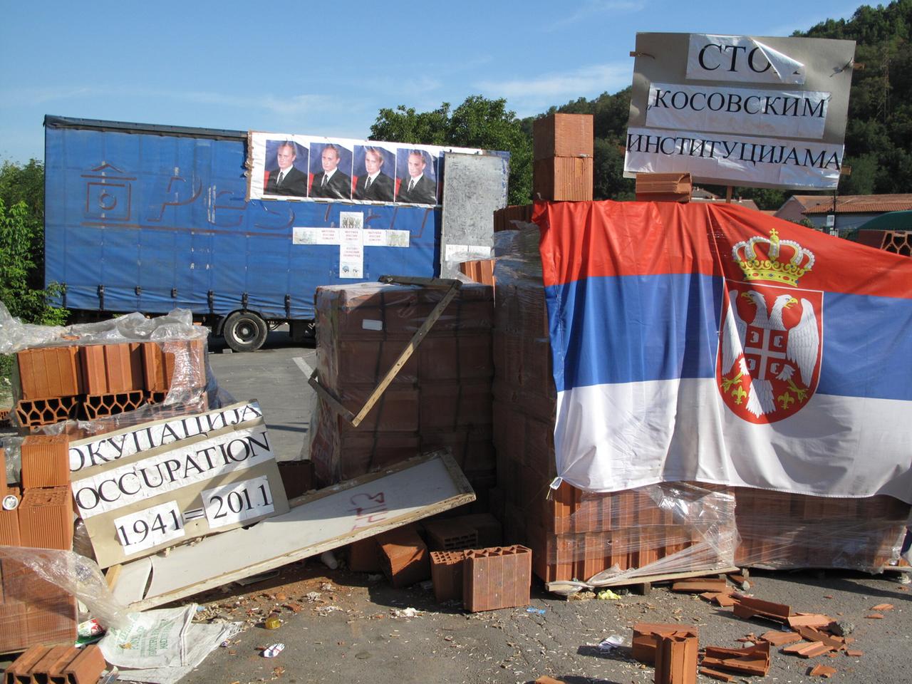 Teile einer serbischen Barrikade im Nordkosovo unweit von Mitrovica. Die von der NATO geführte internationale Schutztruppe KFOR ist auch über Jahrzehnte nach Beginn der Konflikts noch vor Ort.