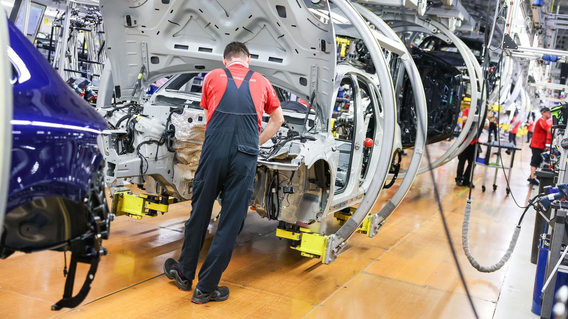 Sachsen, Leipzig: Ein Mitarbeiter montiert einen Porsche Macan im Werk Leipzig. Mit einem sogenannten Qualifizierungsgeld sollen seit diesem Monat Betriebe und Beschäftigte stärker im Hinblick auf Weiterbildung unterstützt werden.