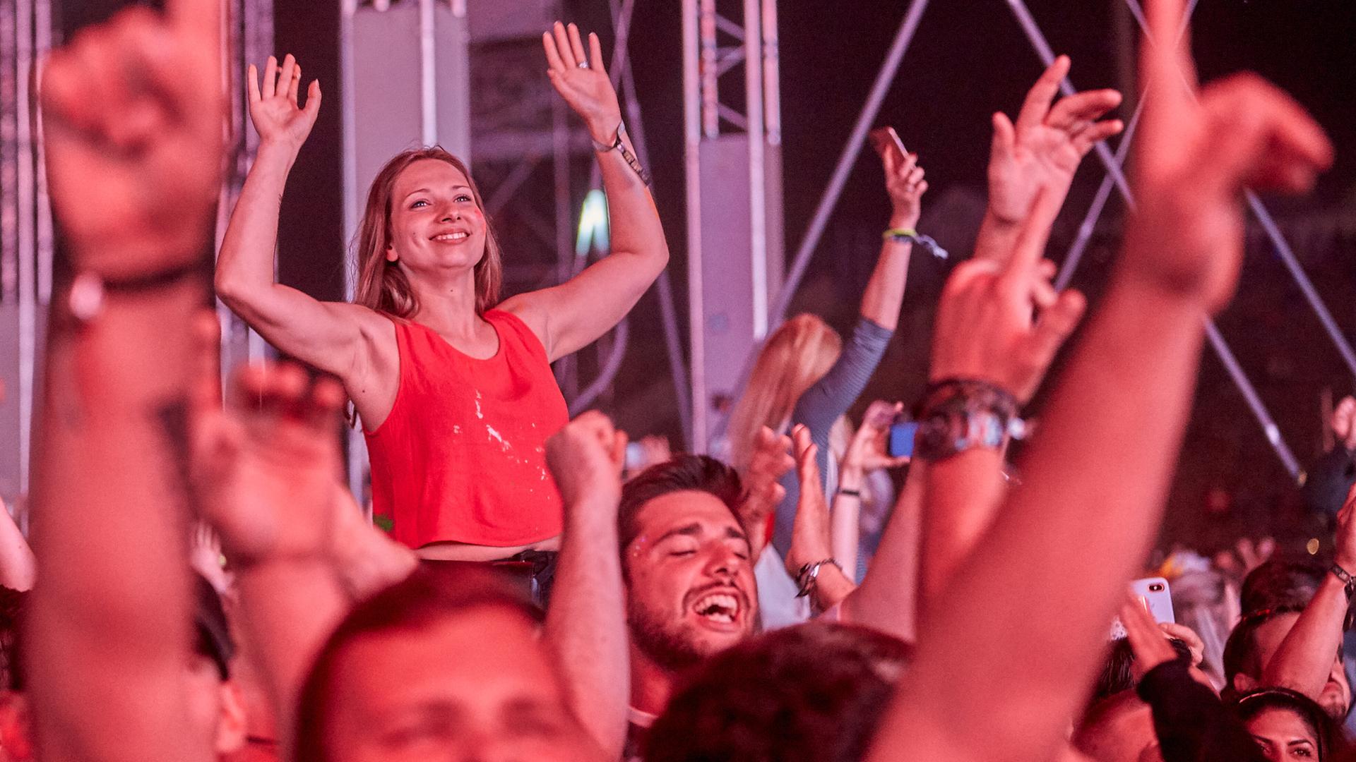 Raver tanzen beim Technofestival "Nature One" im Hunsrück in Rheinland-Pfalz.
