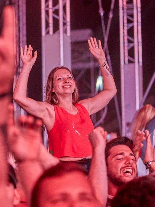 Raver tanzen beim Technofestival "Nature One" im Hunsrück in Rheinland-Pfalz.