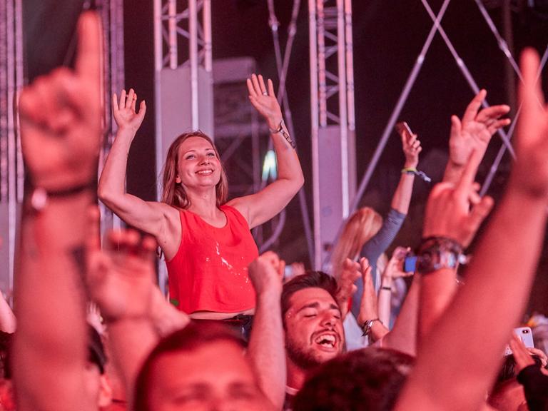 Raver tanzen beim Technofestival "Nature One" im Hunsrück in Rheinland-Pfalz.