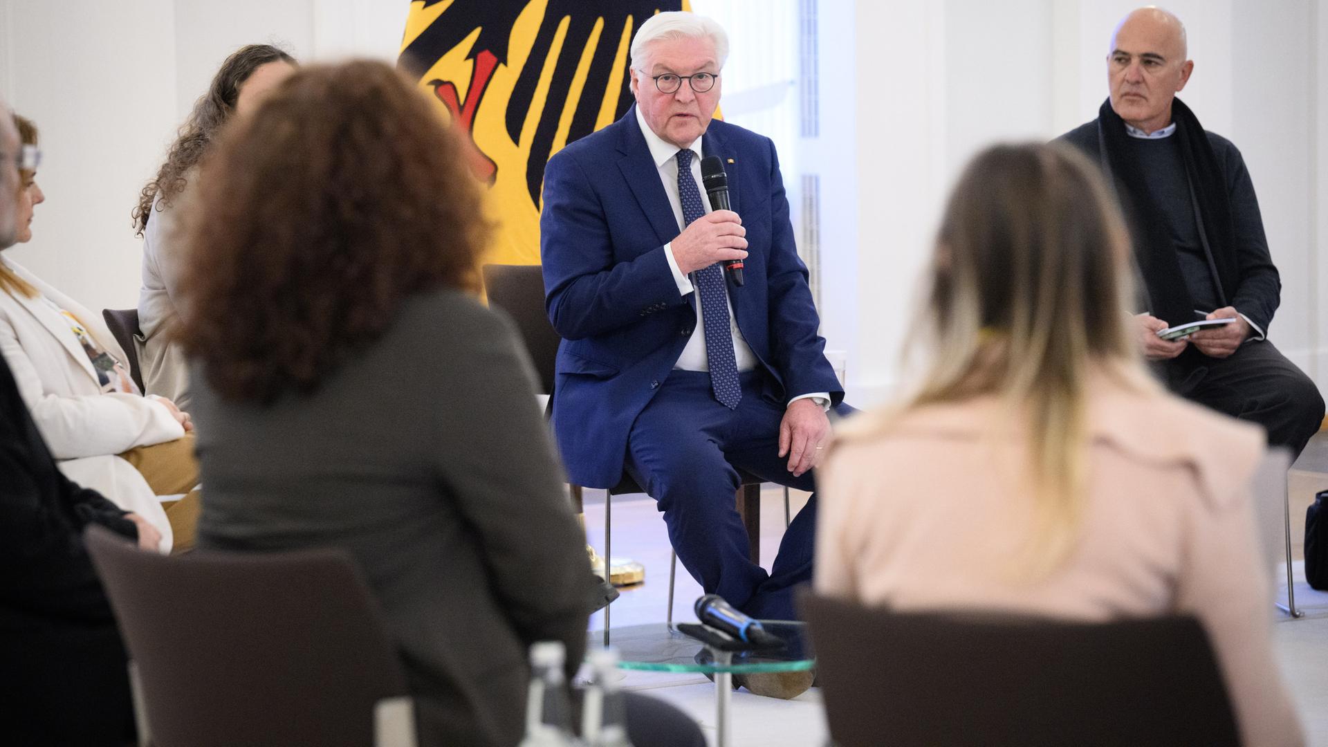 Bundespräsident Frank-Walter Steinmeier (M) trifft sich mit Familienangehörigen von deutsch-israelischen Bürgerinnen und Bürgern, die von den Terroristen der Hamas nach Gaza verschleppt wurden, zu einem Gespräch im Schloss Bellevue. Bundespräsident Frank-Walter Steinmeier (M) trifft sich mit Familienangehörigen von deutsch-israelischen Bürgerinnen und Bürgern, die von den Terroristen der Hamas nach Gaza verschleppt wurden, zu einem Gespräch im Schloss Bellevue.