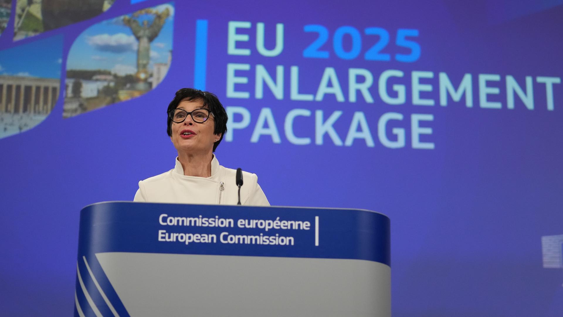 Die EU-Erweiterungskommissarin Marta Kos steht bei der Vorstellung des jährlichen Berichtes hinter einem Rednerpult. Die EU-Erweiterungskommissarin Marta Kos steht bei der Vorstellung des jährlichen Berichtes hinter einem Rednerpult.