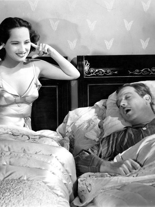 Merle Oberon und Melvyn Douglas, im Film THAT UNCERTAIN FEELING, 1941. Er schnarcht und sie hält sich die Ohren zu.