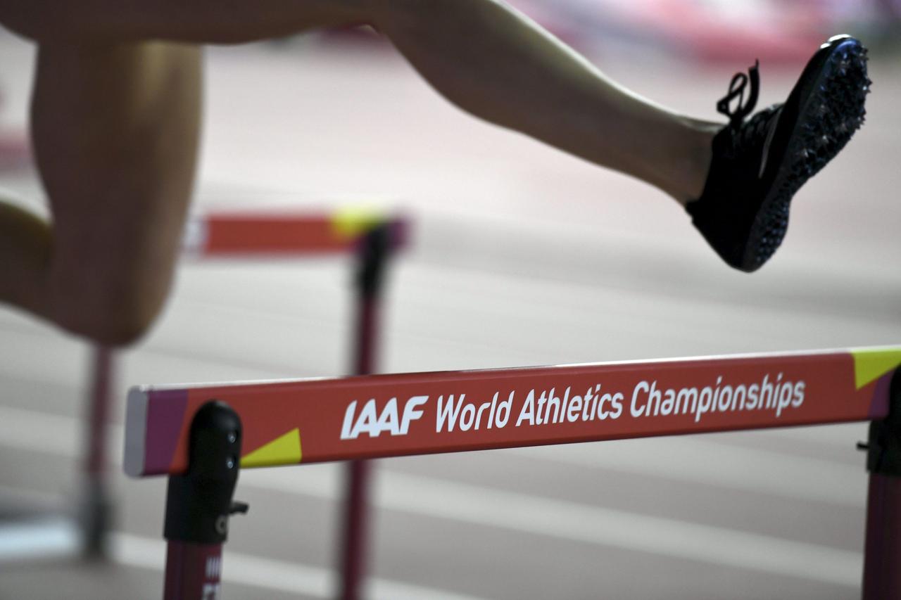 Das Logo des Internationalen Leichtathletikverbandes ist auf einer Laufhürde zu sehen. 