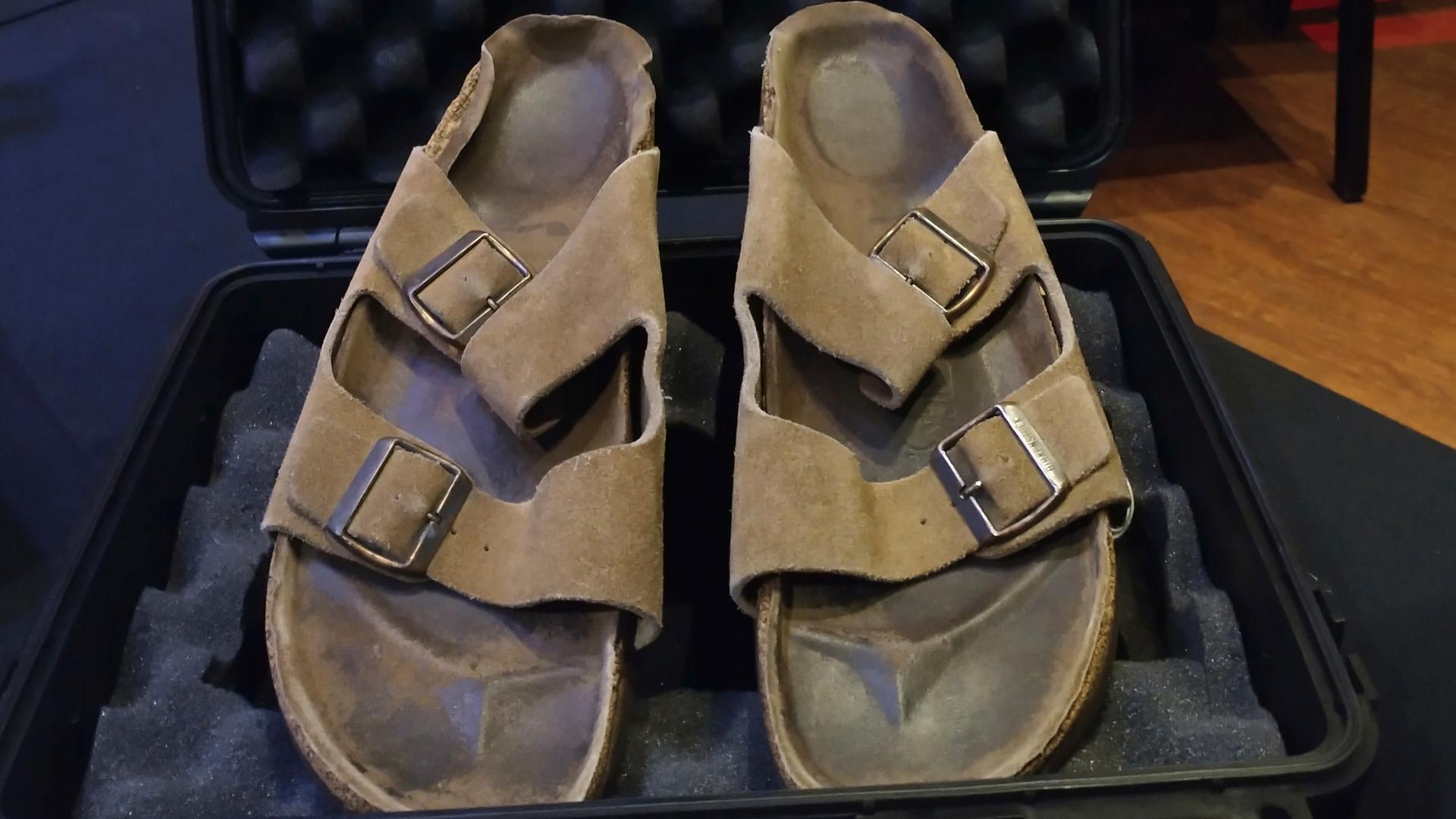 In einem gepolsterten Koffer liegen die abgetragenen Birkenstock-Sandalen des verstorbenen Apple-Gründers Steve Jobs.