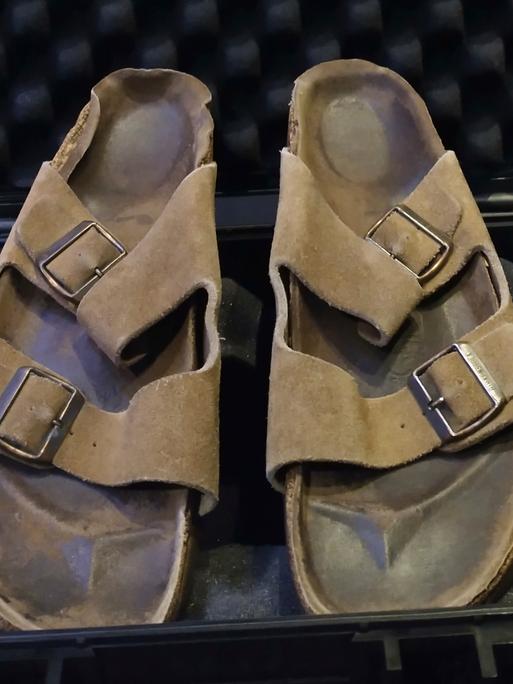 In einem gepolsterten Koffer liegen die abgetragenen Birkenstock-Sandalen des verstorbenen Apple-Gründers Steve Jobs.