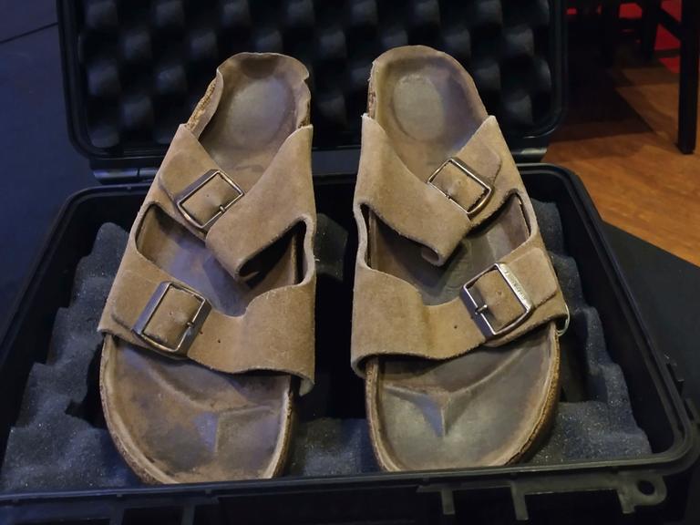 In einem gepolsterten Koffer liegen die abgetragenen Birkenstock-Sandalen des verstorbenen Apple-Gründers Steve Jobs.