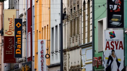 Mehrere Schilder mit türkischen Aufschriften an der Kölner Keupstraße