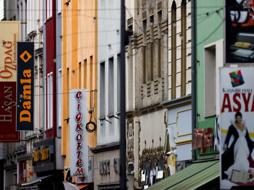 Mehrere Schilder mit türkischen Aufschriften an der Kölner Keupstraße