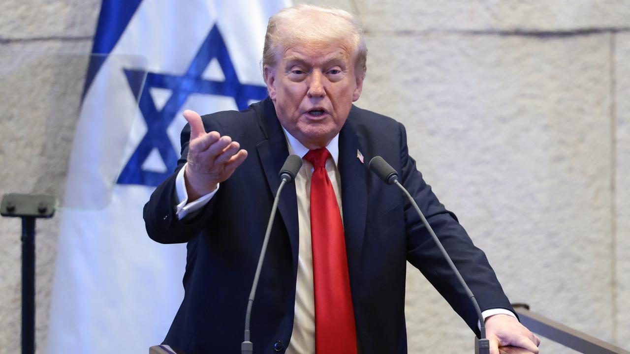 US-Präsident Trump steht in der Knesset hinter zwei Mikrofonen, hinter ihm die israelische Fahne US-Präsident Trump steht in der Knesset hinter zwei Mikrofonen, hinter ihm die israelische Fahne