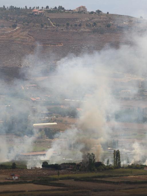 Rauch nach israelischen Luftangriffen auf die Stadt Bint Jbeil im Libanon (hier ein Archivfoto vom 23.09.2024)