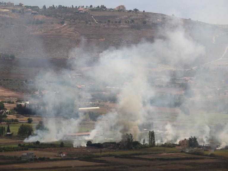 Rauch nach israelischen Luftangriffen auf die Stadt Bint Jbeil im Libanon (hier ein Archivfoto vom 23.09.2024)