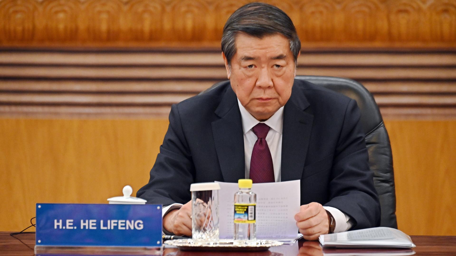 He Lifeng, Chinas Vize-Regierungschef, sitzt in der Großen Halle des Volkes.