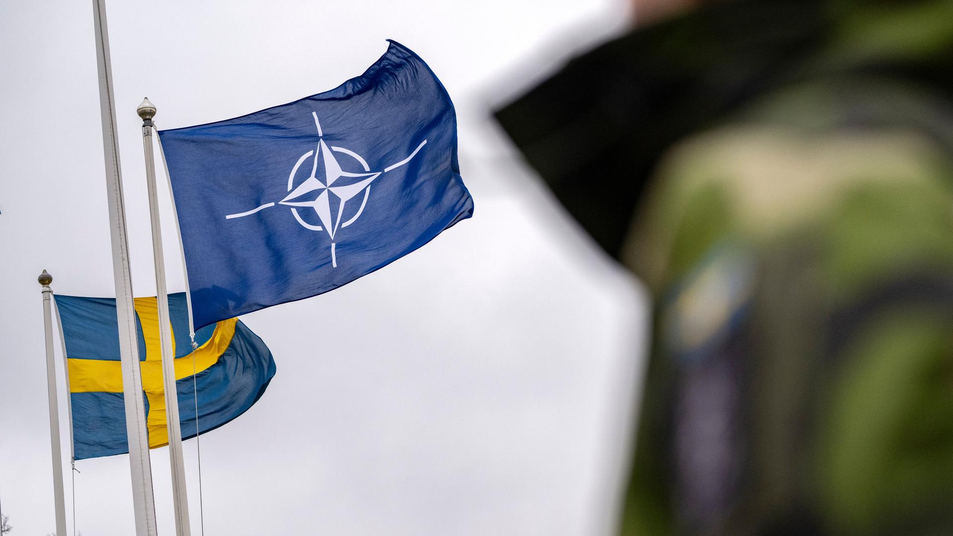 Eine schwedische Flagge neben einer NATO-Flagge.