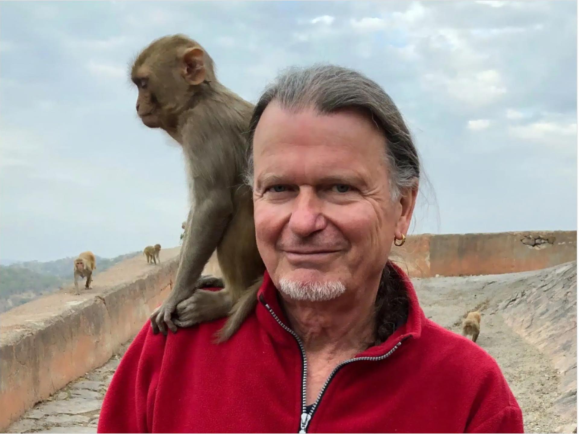 Porträt des Anthropologen und Primatenforschers Prof. Volker Sommer, ein kleiner Affe sitzt auf seiner Schulter
