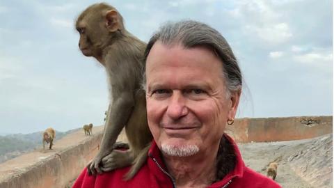 Porträt des Anthropologen und Primatenforschers Prof. Volker Sommer, ein kleiner Affe sitzt auf seiner Schulter Porträt des Anthropologen und Primatenforschers Prof. Volker Sommer, ein kleiner Affe sitzt auf seiner Schulter