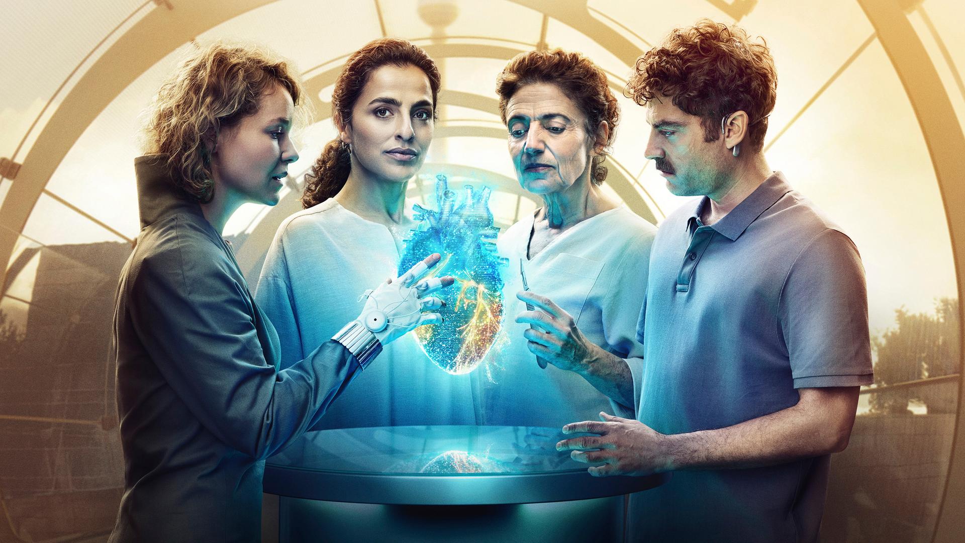 CHARITÉ 2049: Die Hauptdarsteller der Serie stehen um ein Hologramm eines menschlichen Herzen.