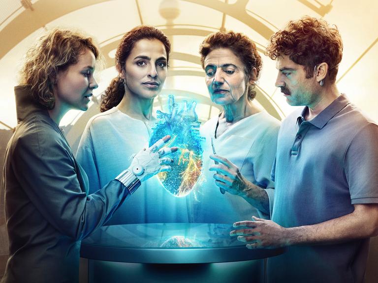 CHARITÉ 2049: Die Hauptdarsteller der Serie stehen um ein Hologramm eines menschlichen Herzen.