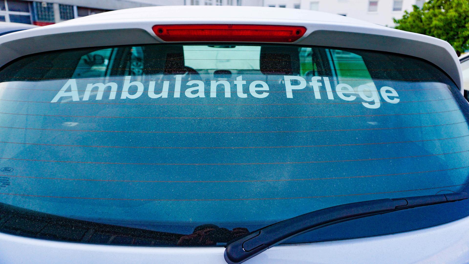 Ein Fahrzeug des DRK mit der Aufschrift auf der hinteren Scheibe: Ambulante Pflege
