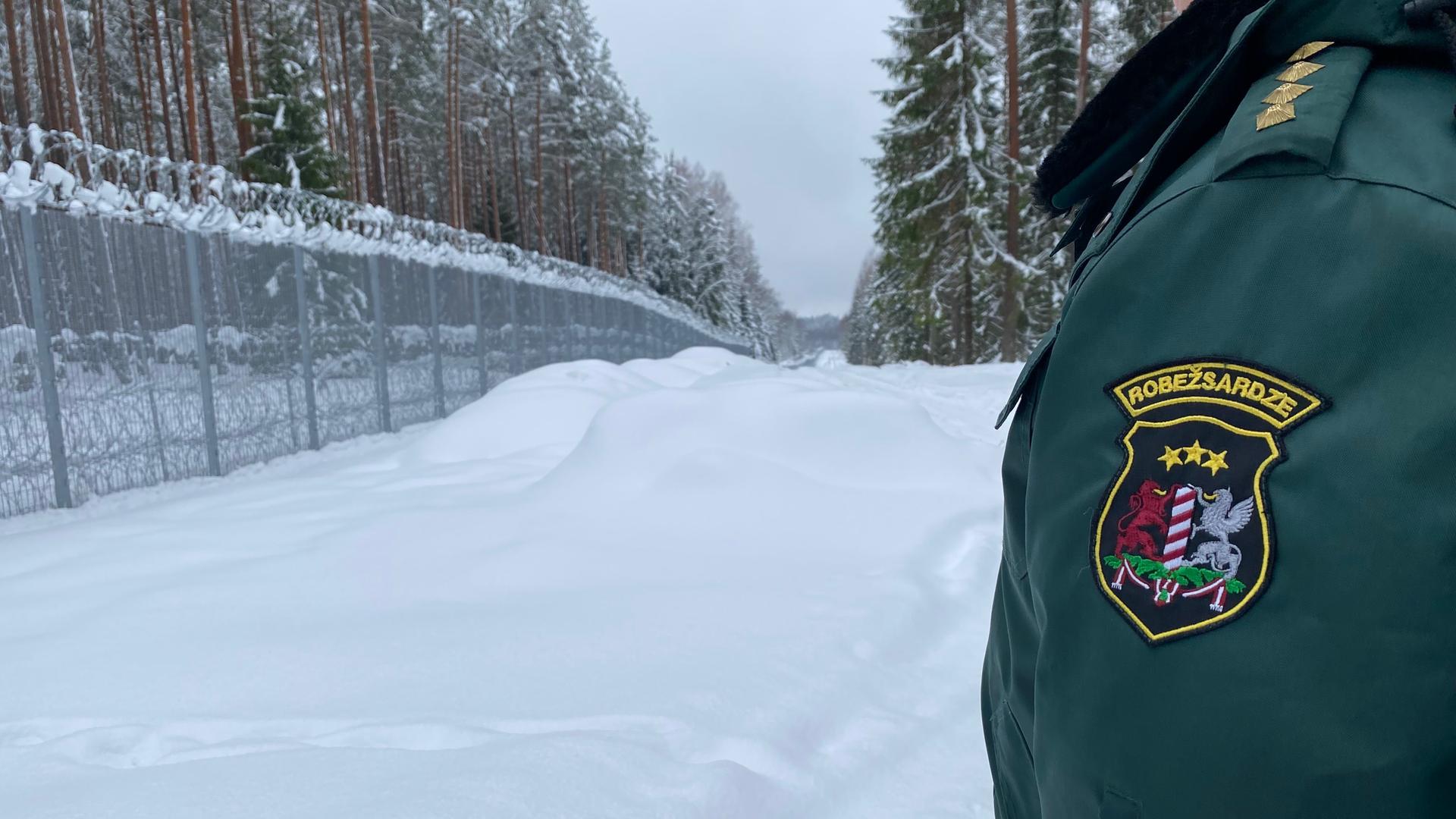 Das Wappen des lettischen Grenzschutzes ist auf einer Uniform eines Grenzschützer an der lettisch-belarussischen Grenze zu sehen. Das Wappen des lettischen Grenzschutzes ist auf einer Uniform eines Grenzschützer an der lettisch-belarussischen Grenze zu sehen.