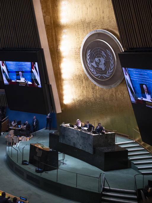 Blick in die UN-Vollversammlung: Palästinenserpräsident Mahmoud Abbas ist per Video zugeschaltet und hält eine Ansprache. 