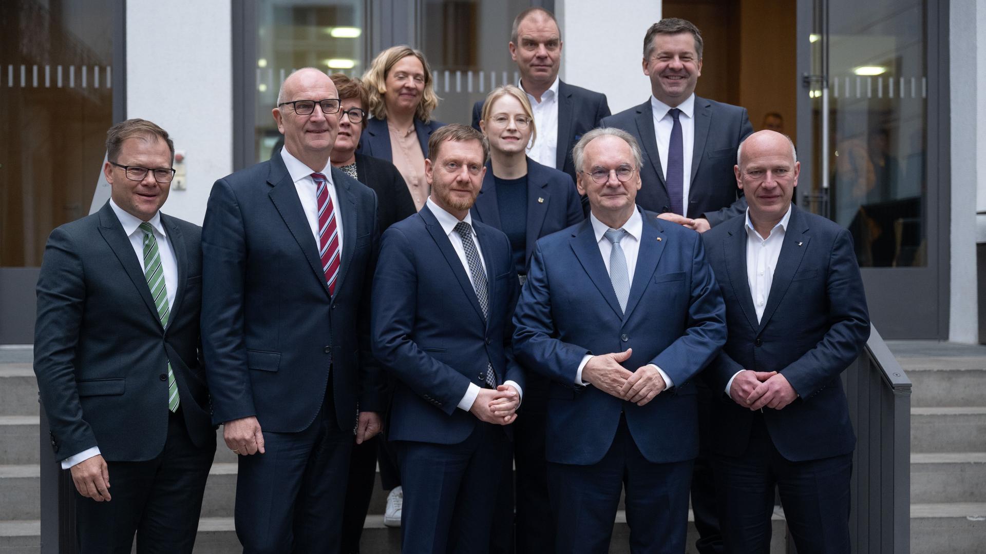 Berlin: Die Ministerprädidenten der Ost-Länder stehen für ein Gruppenfoto zusammen.