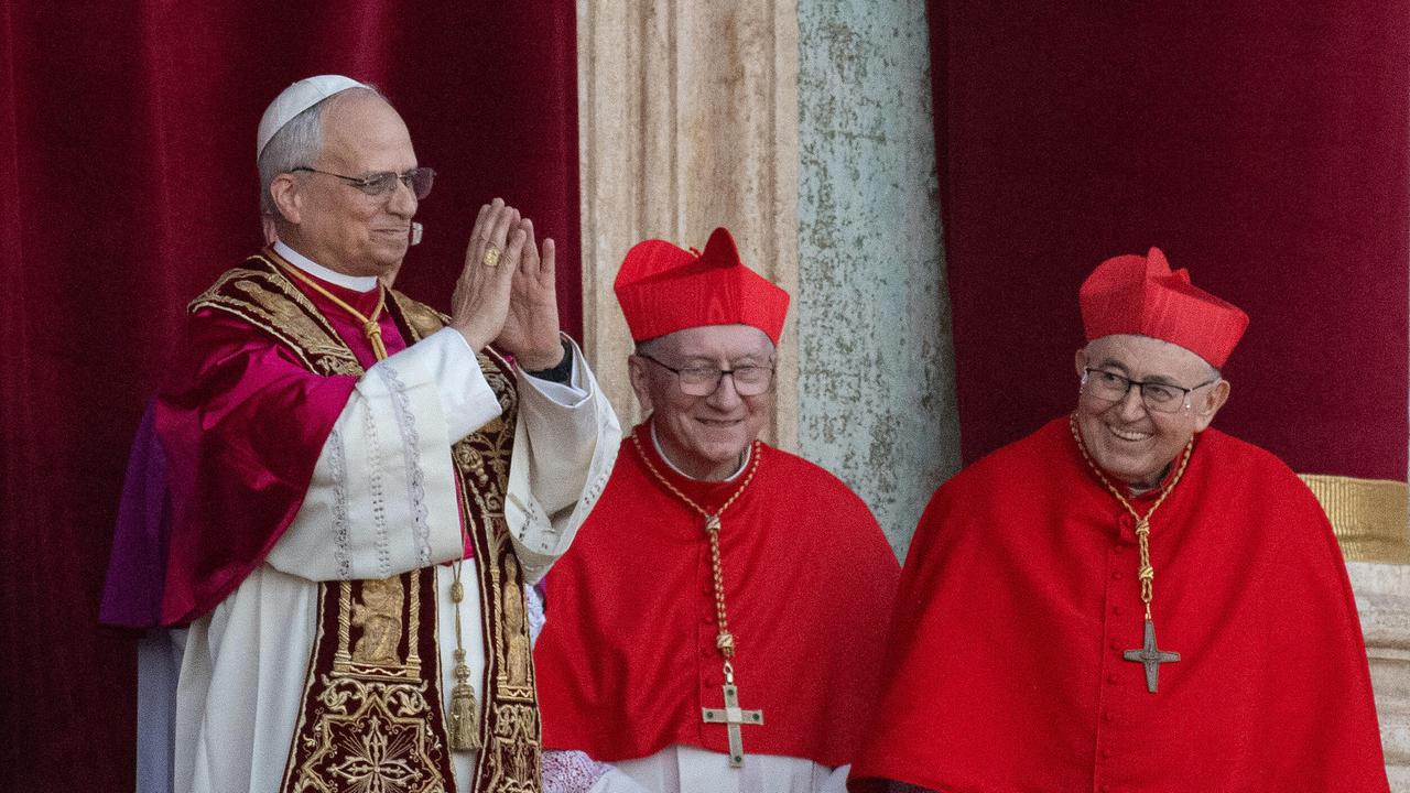 Der neu gewählte Papst Leo XIV steht auf einem Balkon.