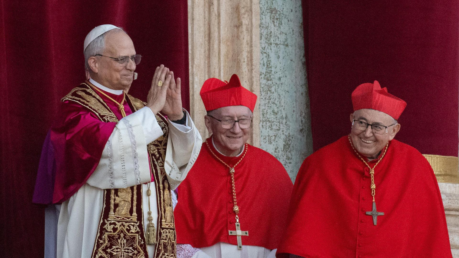 Der neu gewählte Papst Leo XIV steht auf einem Balkon.