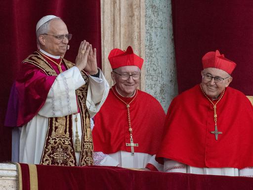 Der neu gewählte Papst Leo XIV steht auf einem Balkon.