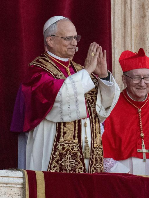 Der neu gewählte Papst Leo XIV steht auf einem Balkon.
