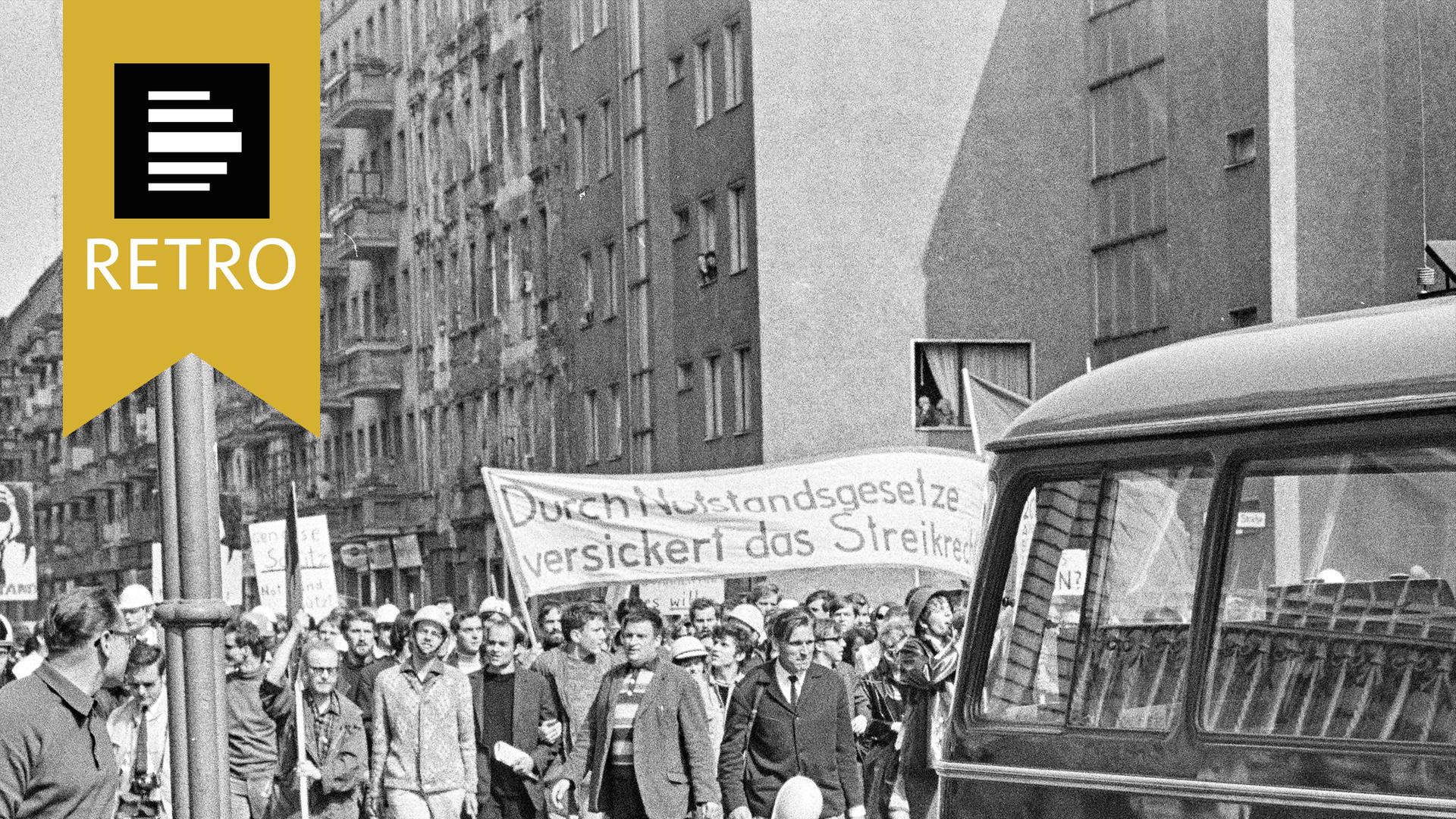 Ein RIAS-Übertragungswagen steht vor demonstrierenden Menschen.