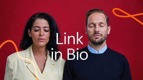 Samira El Ouassil und Friedemann Karig mit geschlossen Augen auf dunkelrotem Hintergrund fotografiert. Zusätzlich ist der Name des Podcast "Link in Bio" in weißer Schrift auf dem Visual zu lesen. 
