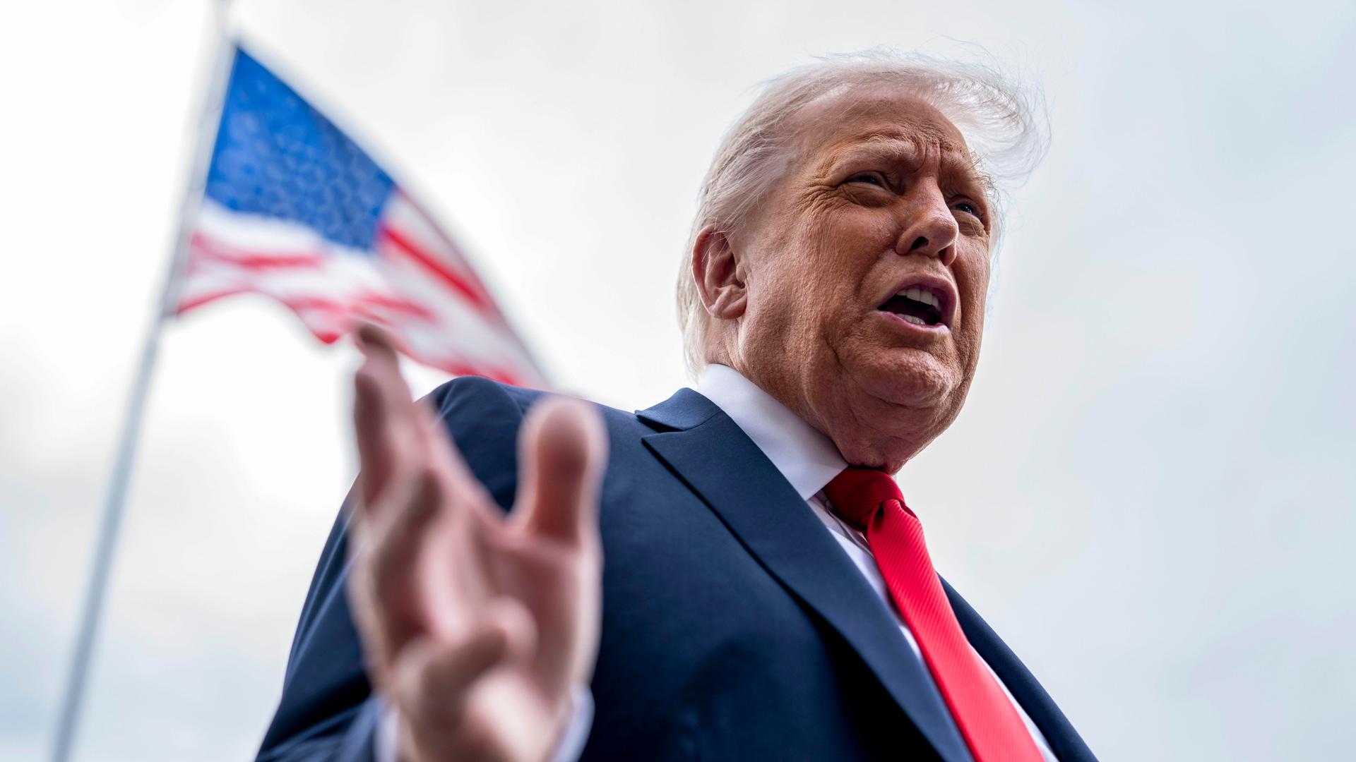 US-Präsident Donald Trump spricht vor einer wehenden Amerika-Flagge