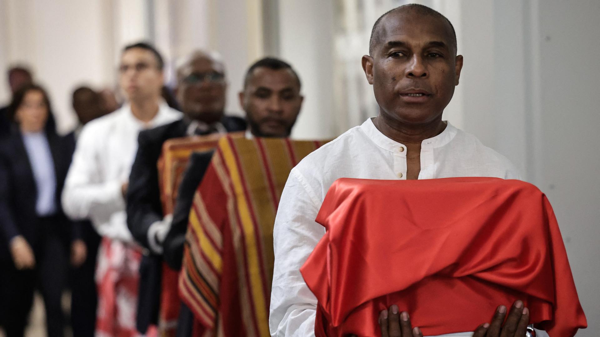 Ein Mann trägt einen der drei Sakalava-Schädel während einer Zeremonie zu ihrer Rückgabe an Madagaskar im Kulturministerium in Paris am 26. August 2025. Ein Mann trägt einen der drei Sakalava-Schädel während einer Zeremonie zu ihrer Rückgabe an Madagaskar im Kulturministerium in Paris am 26. August 2025.