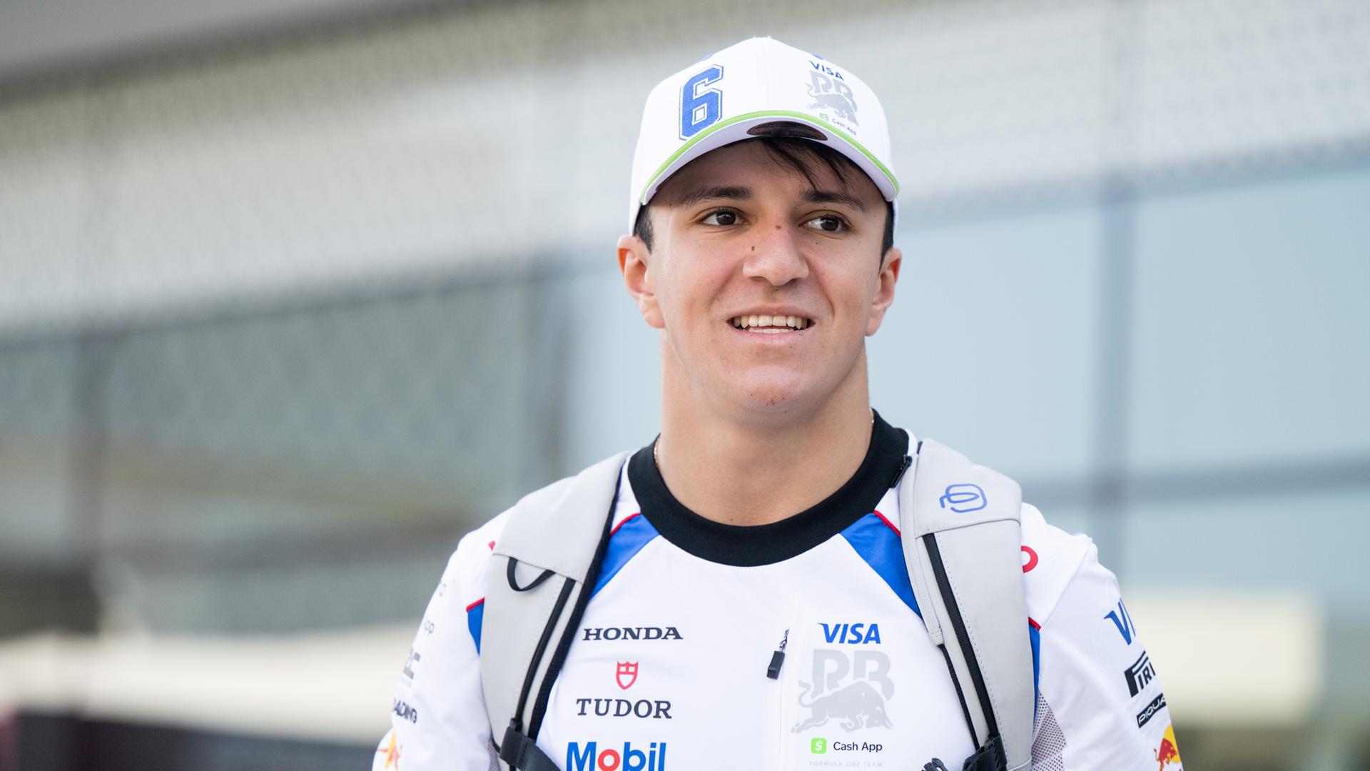 Zu sehen ist der Formel 1-Pilot Isack Hadjar.