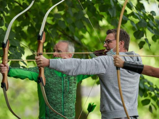 Die Teilnehmer eines Seminars zum meditativen Bogenschiessen greifen in der Parkanlage des Klosters zu Pfeil und Bogen, um innerlich zur Ruhe zu kommen. Primäres Ziel ist nicht, eine Zielscheibe zu treffen und möglichst viele Punkte zu sammeln. (zu dpa "Mit BogenschieÃen im Kloster zur Ruhe kommen")