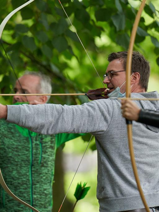 Die Teilnehmer eines Seminars zum meditativen Bogenschiessen greifen in der Parkanlage des Klosters zu Pfeil und Bogen, um innerlich zur Ruhe zu kommen. Primäres Ziel ist nicht, eine Zielscheibe zu treffen und möglichst viele Punkte zu sammeln. (zu dpa "Mit BogenschieÃen im Kloster zur Ruhe kommen")