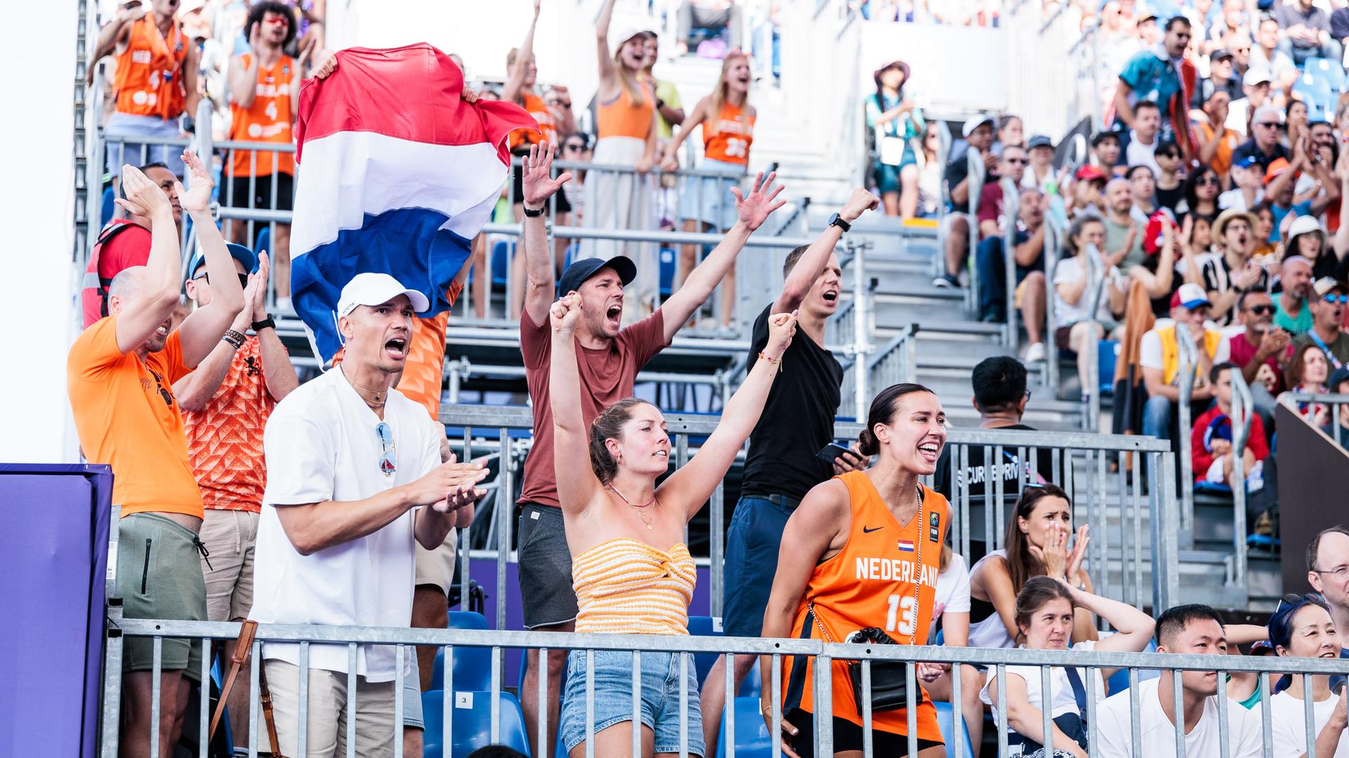 FRA, Paris, Olympischen Spiele Paris 2024, (02.08.2024, (3x3 Basketball Herren Polen - Niederlande, La Concorde 1) Die niederländische Fans jubeln