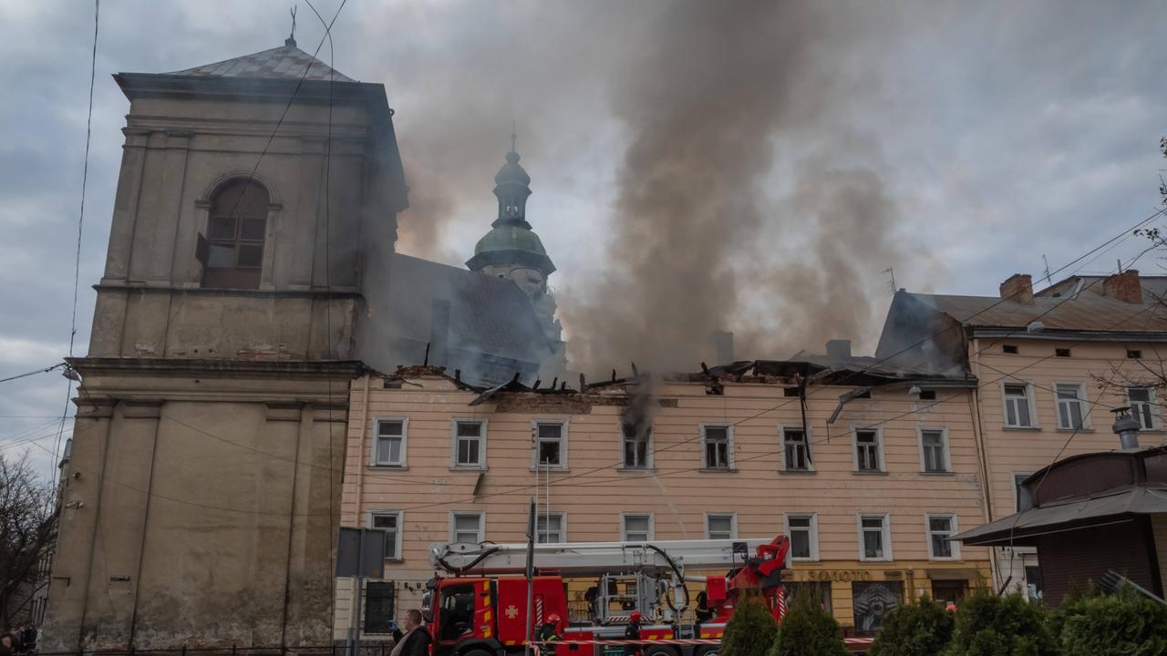 Rettungskräfte beseitigen die Folgen eines russischen Drohnenangriffs auf die Bernhardinerkirche und das Kloster aus dem 15. Jahrhundert, ein UNESCO-Weltkulturerbe im Zentrum von Lwiw.